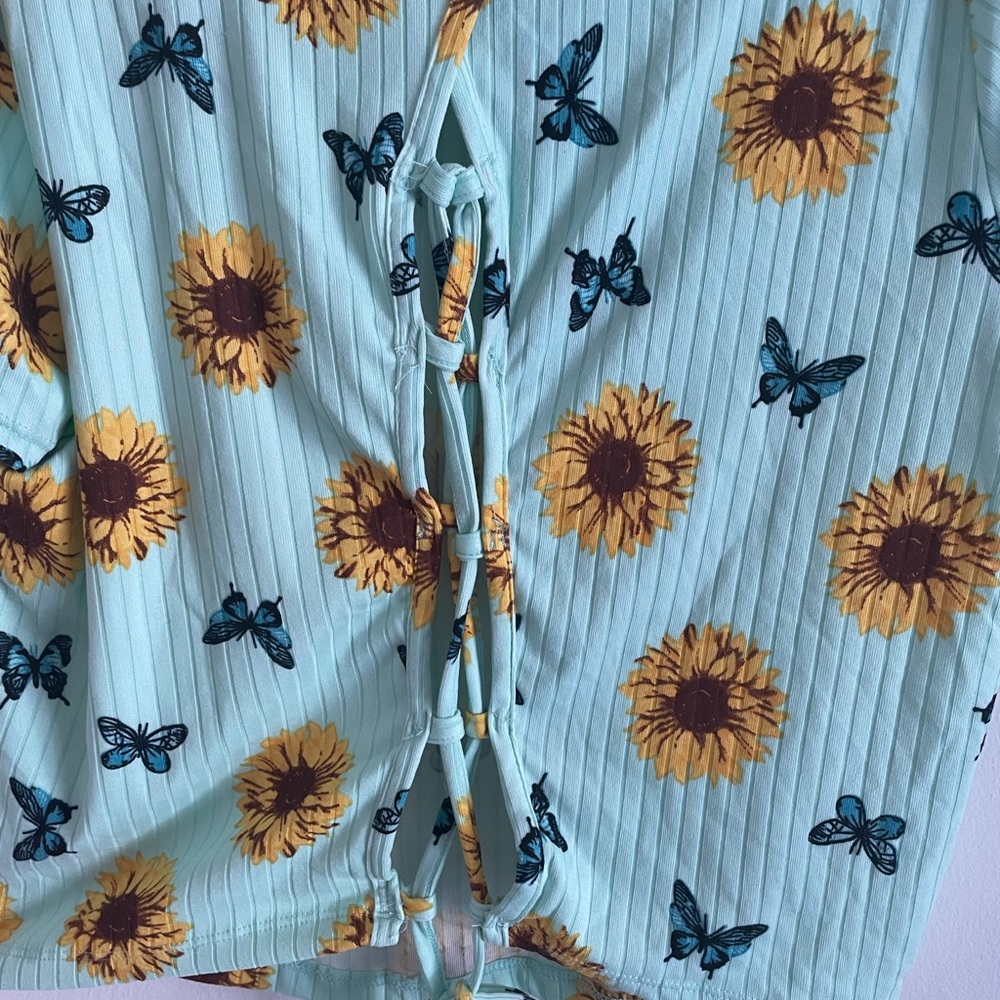 Crop top with string back - Picture 2 of 3